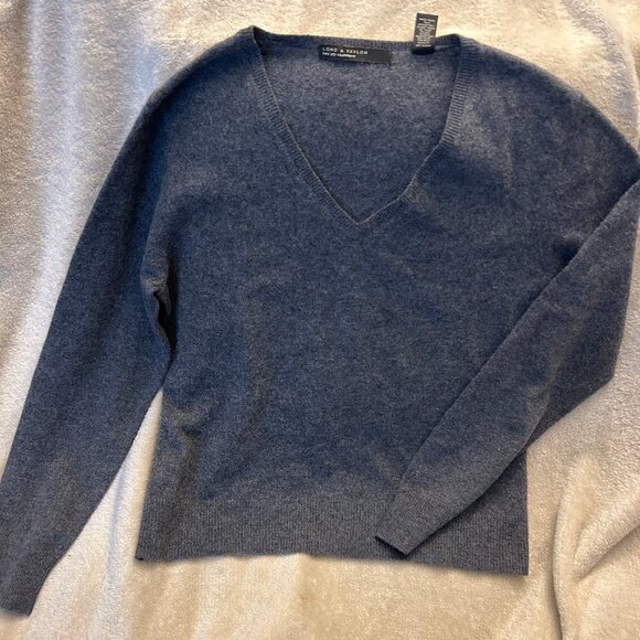 911. Lord & Taylor 100% Cashmere Gray V-Neck Sweater - Picture 1 of 1